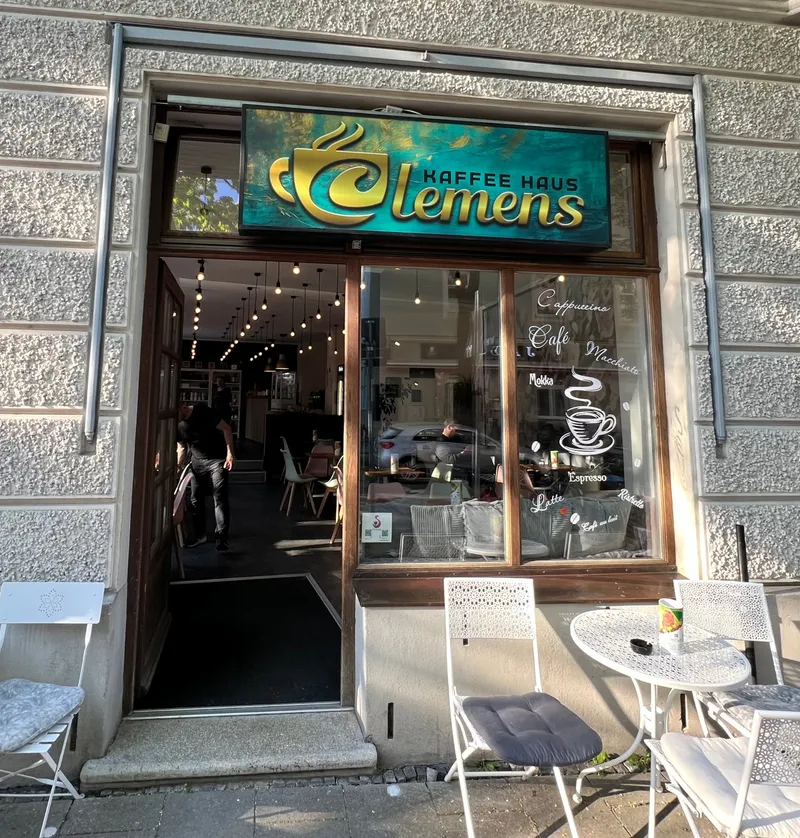 Eingang des Clemens Kaffee Haus mit goldenem Logo
