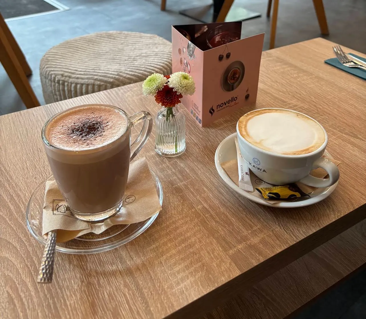 Heiße Schokolade und Cappuccino auf Holztisch