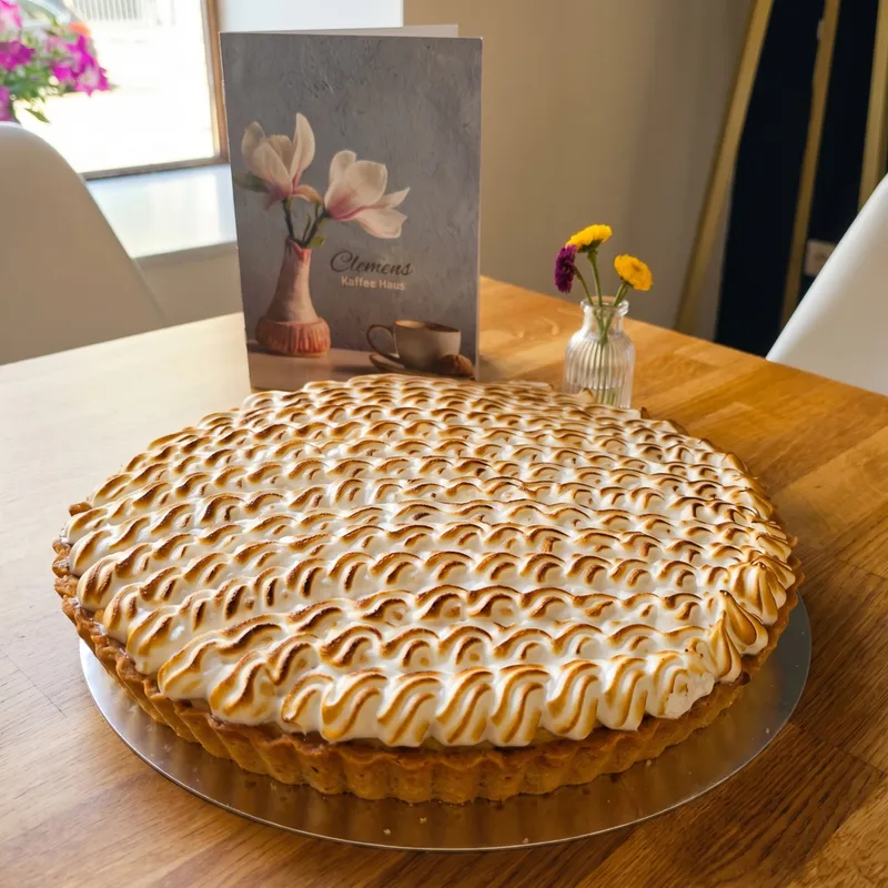 Hausgemachte Zitronen-Baiser-Tarte im Clemens Kaffee Haus