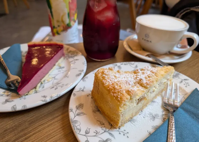 Beeren-Käsekuchen und Streuselkuchen mit Cappuccino