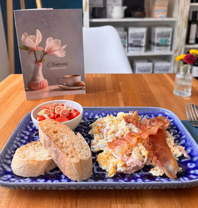 Rührei mit Speck, Brot und Tomaten mit Clemens Kaffee Haus Menükarte