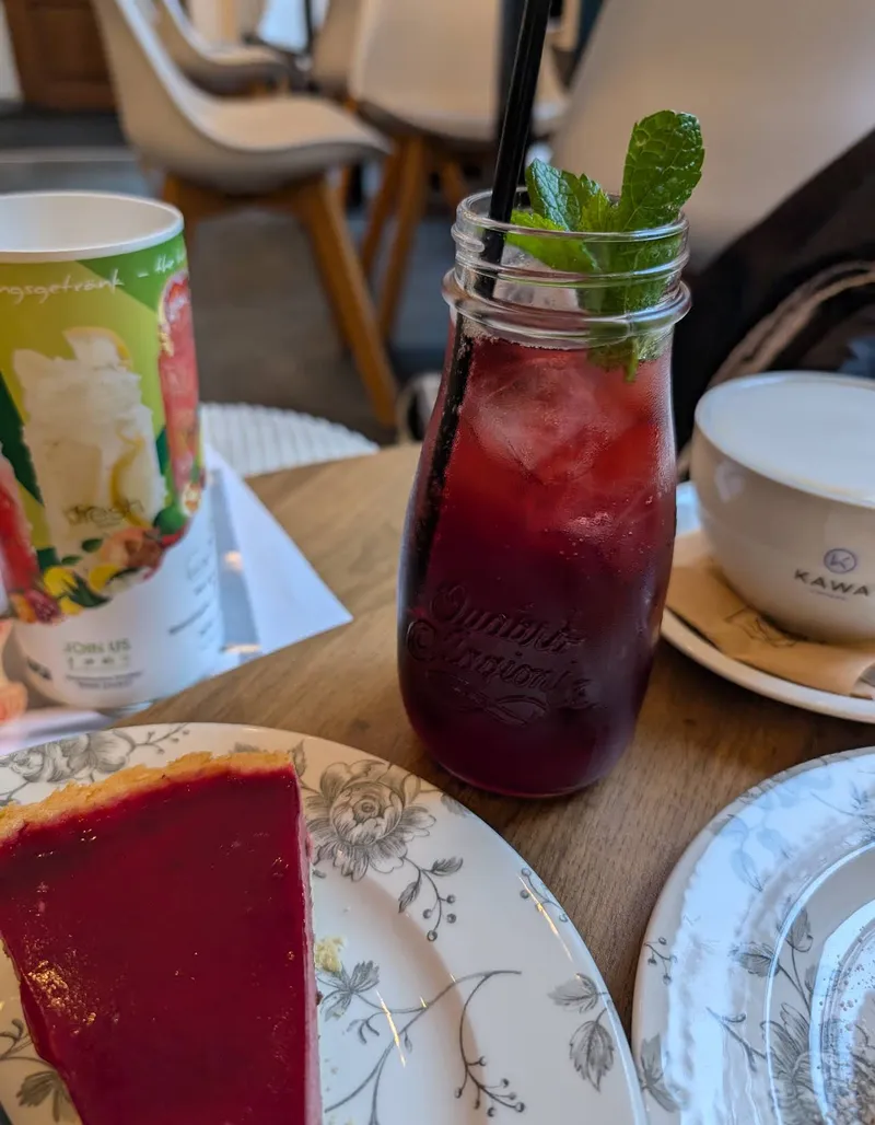 Hausgemachte Beeren-Limonade mit frischer Minze