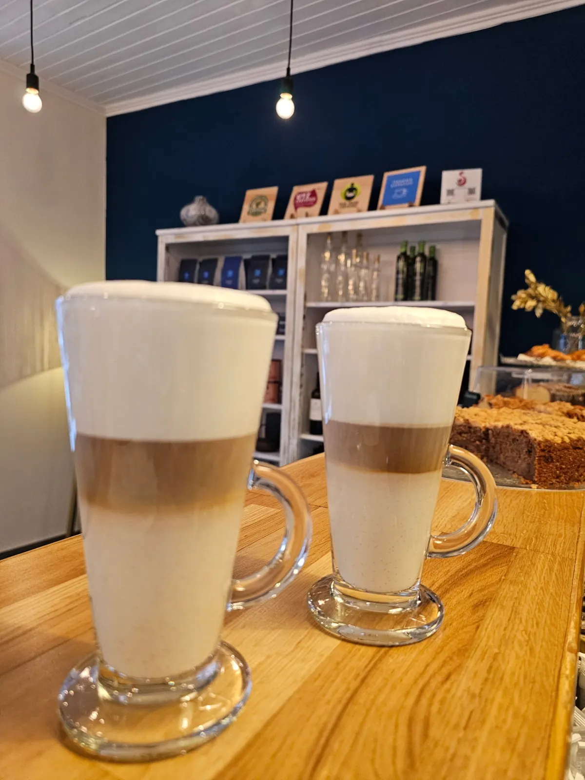 Kuchen und Törtchen auf Etagere