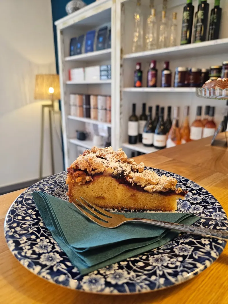 Hausgemachter Streuselkuchen auf blau-weißem Porzellanteller