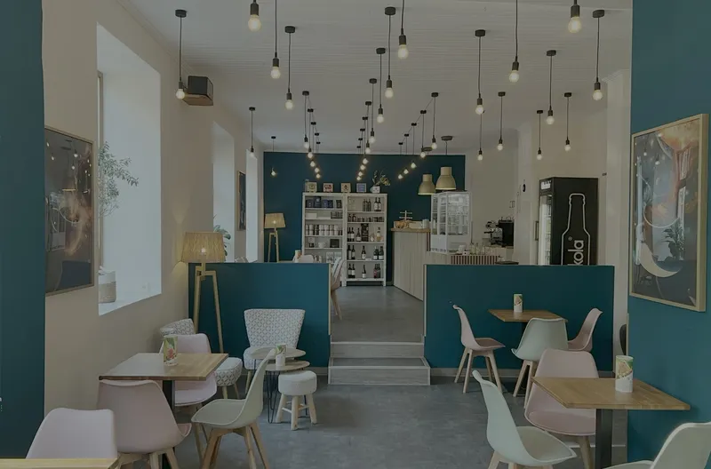 Gemütlicher Gastraum mit Pendelleuchten