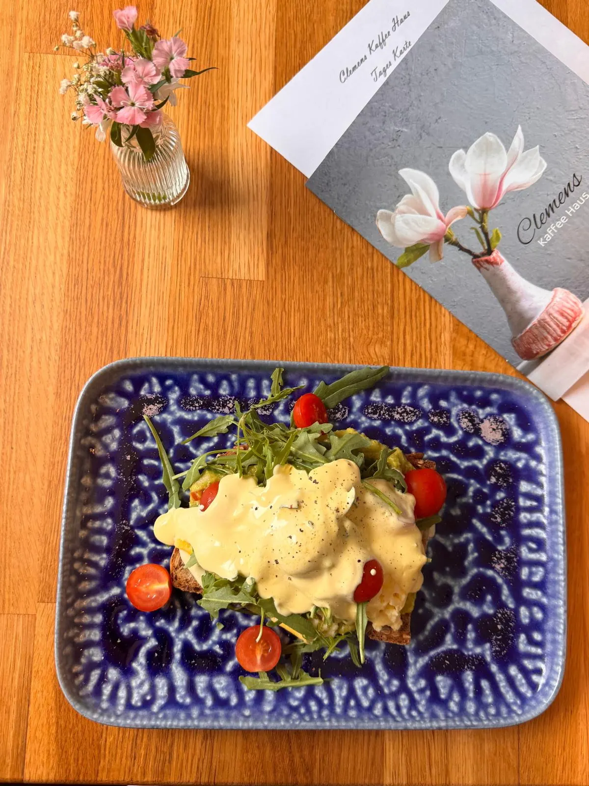 Lachs-Avocado-Toast vom Frühstück