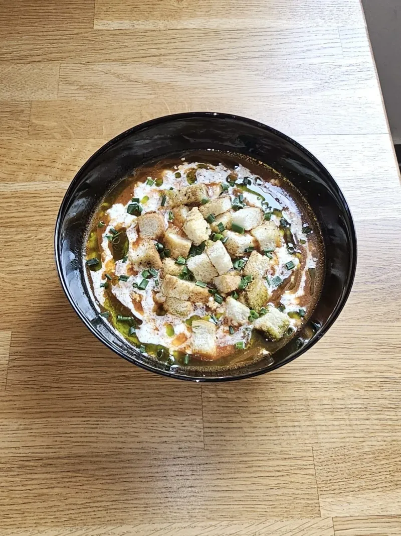 Tomatensuppe mit Croutons, Sahne und Schnittlauch