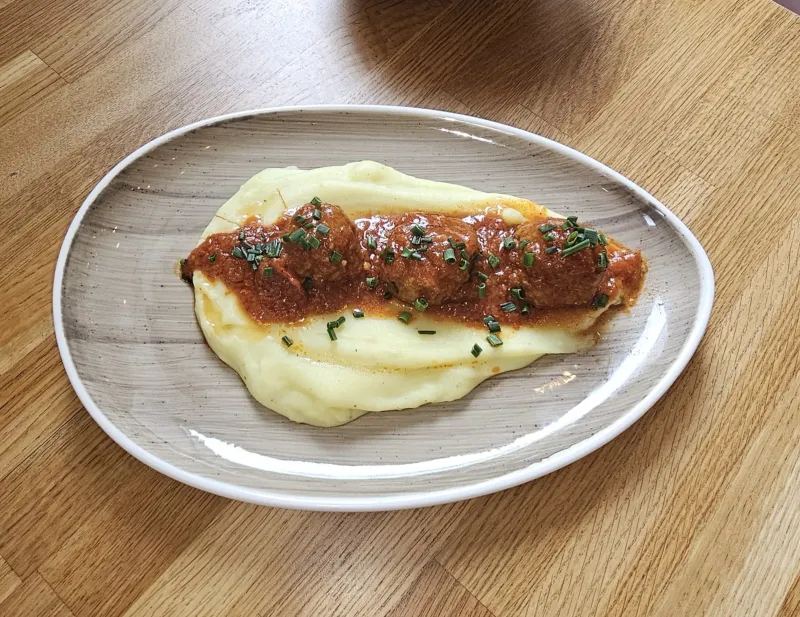 Fleischbällchen in Paprikasauce auf Kartoffelpüree