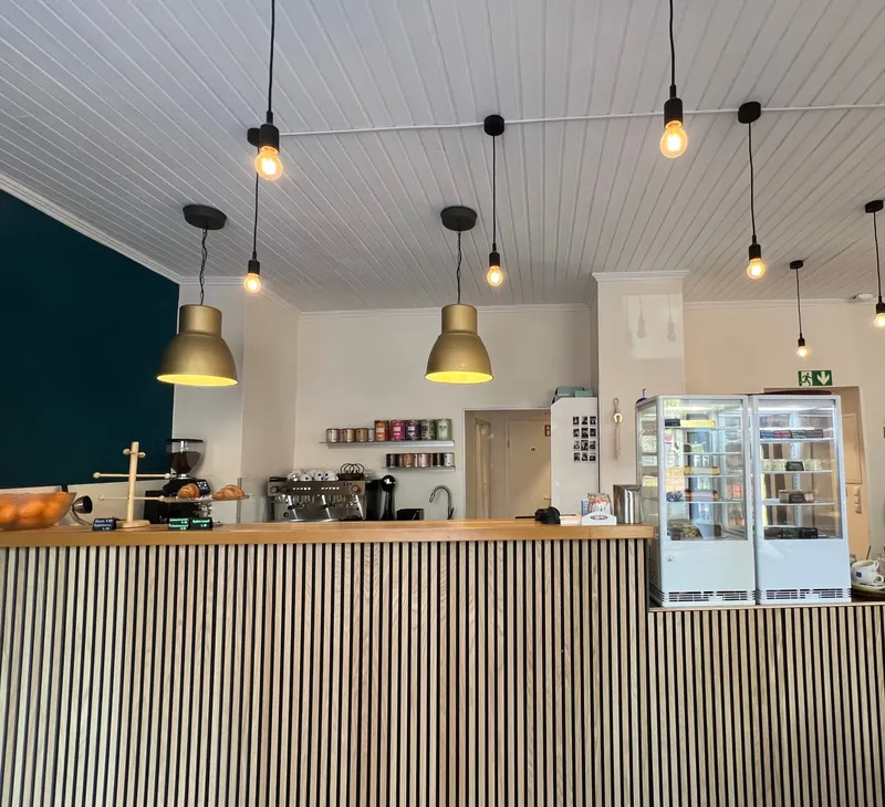 Theke mit Espressomaschine und Kuchenvitrine