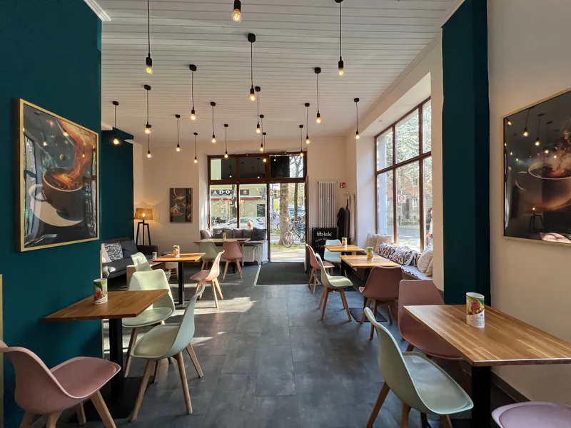 Sitzbereich mit Tageslicht und Kaffeekunst an den Wänden