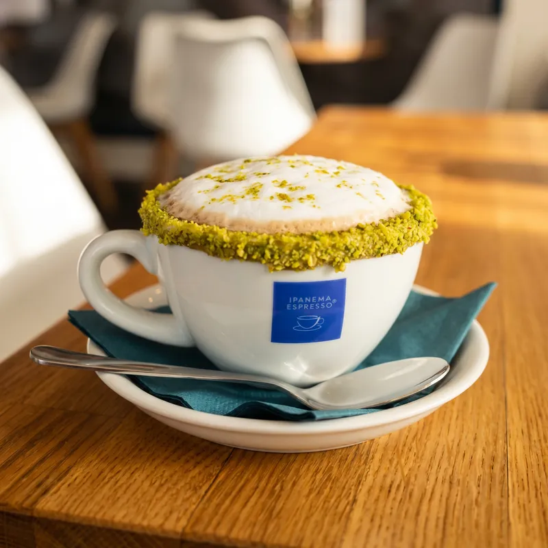 Pistazien-Cappuccino mit Milchschaum und Pistazienrand