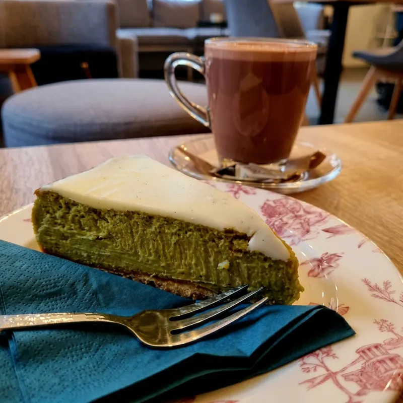 Matcha-Käsekuchen mit heißer Schokolade