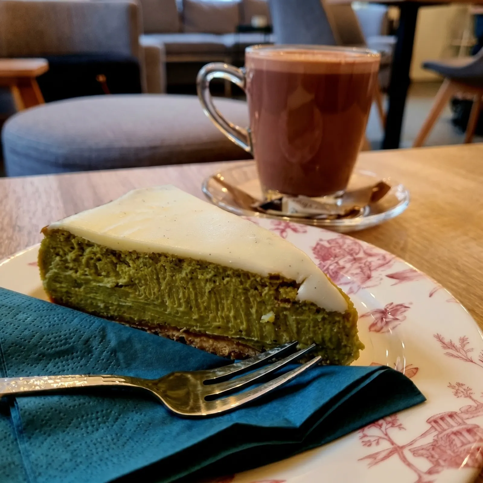 Kleiner Tisch mit Gebäck und Blumen